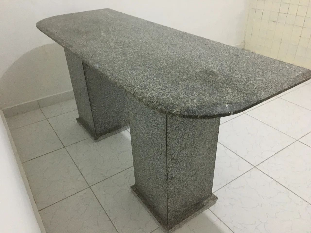Mesa toda em mármore 