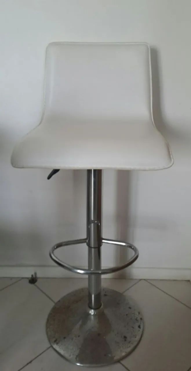 Banqueta alta regulável de couro branca