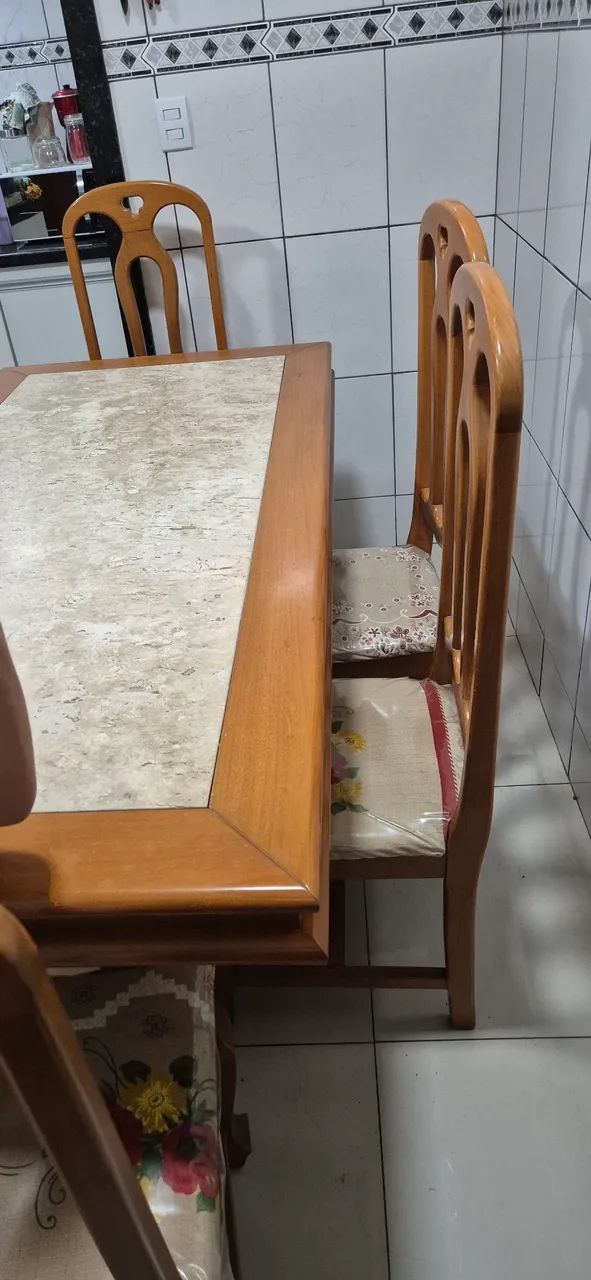 Mesa de madeira + 6 cadeiras