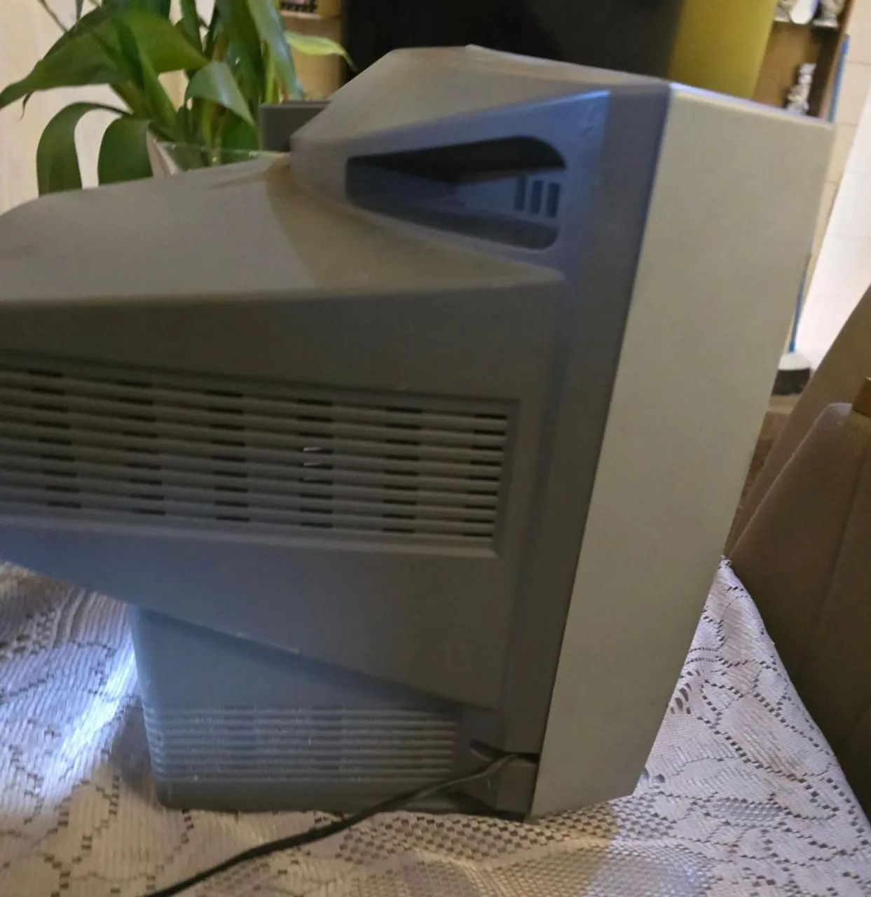 TV de tubo CINZA 14 polegadas, com um pq arranhado na tela  - Foto 4