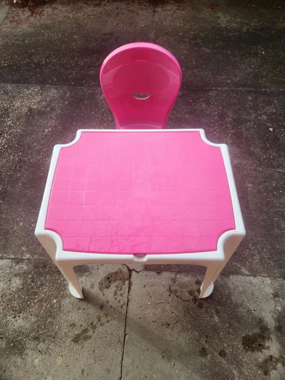Mesa e cadeira de plástico infantil 