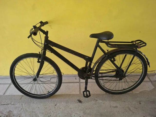 Bicicleta Aro 26 preta com bagageiro