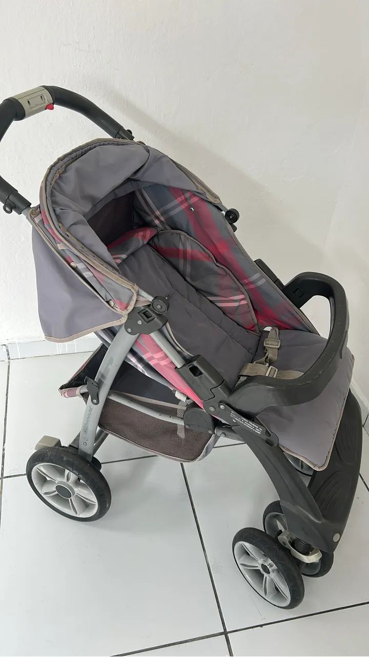 CARRINHO DE BEBÊ E BEBE CONFORTO 