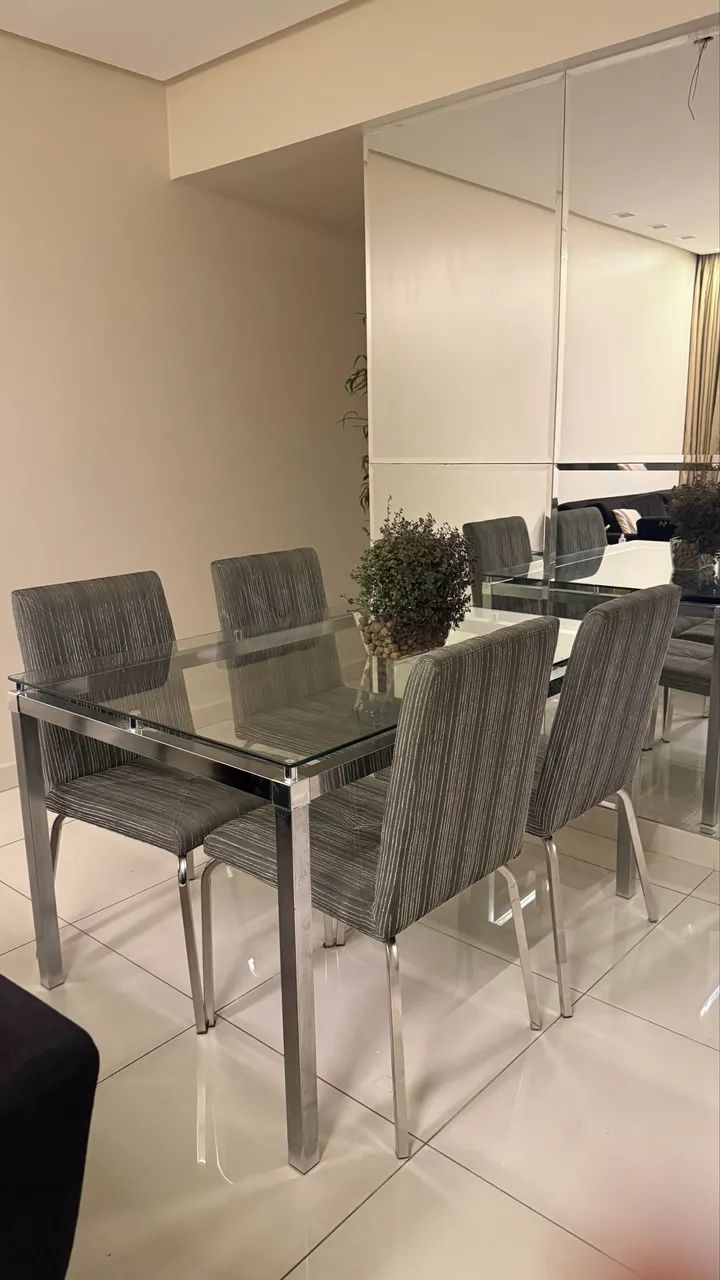 Mesa de jantar com 4 cadeiras e uma mesinha de apoio - Foto 2