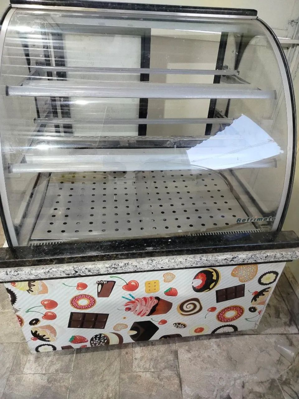 Vendedor expositor quente de salgados 