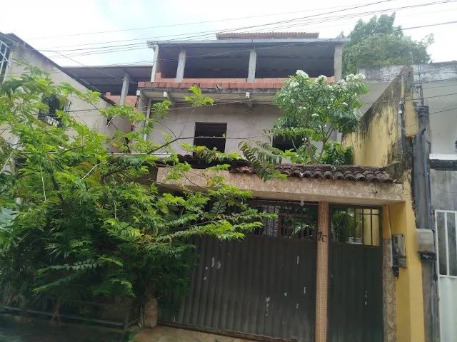 Prédio com duas casas duas garagens e dois salões