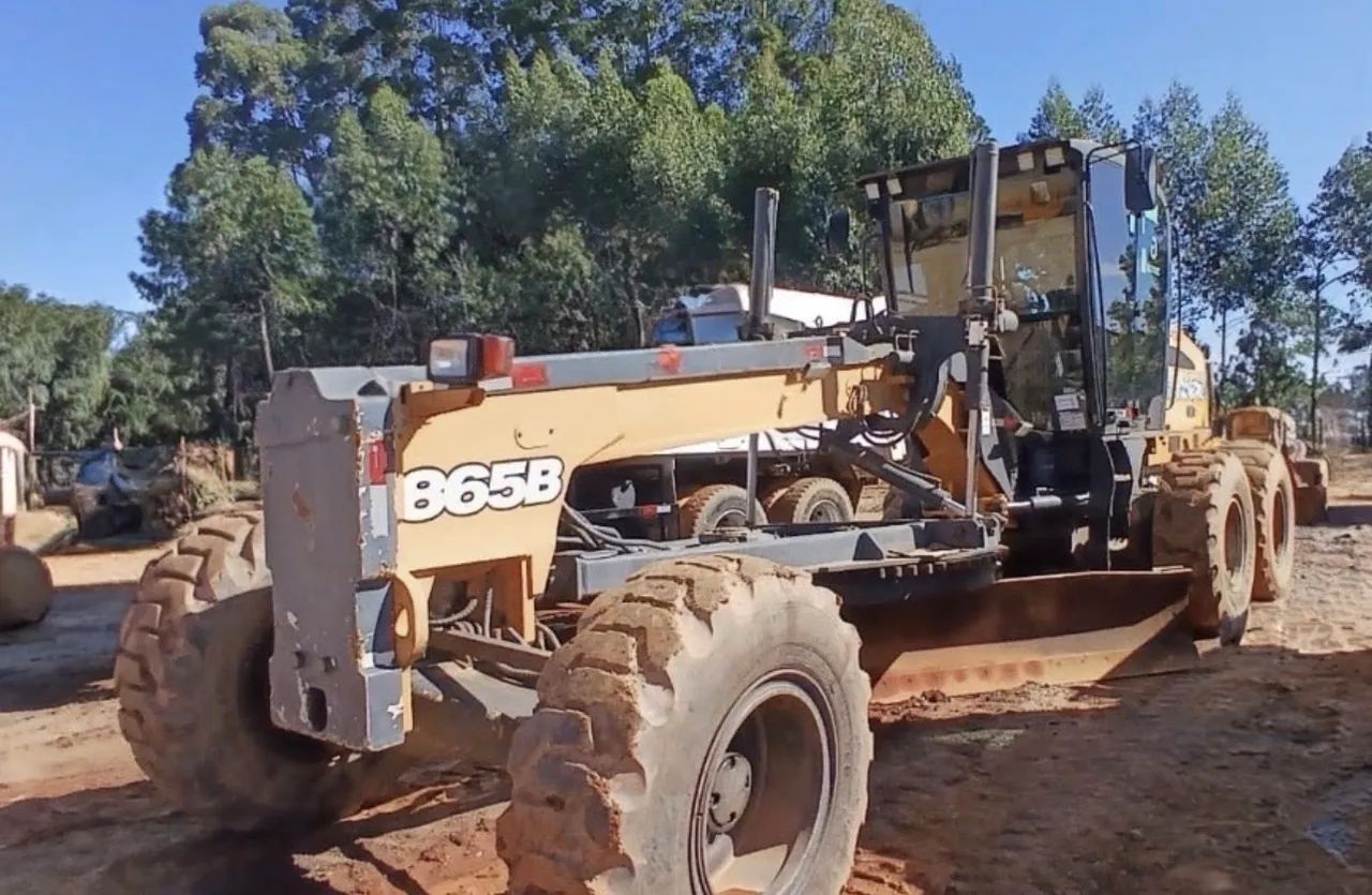 Motoniveladora Case 865B ano 2020, com 4.700 horas e ripper traseiro, em SP