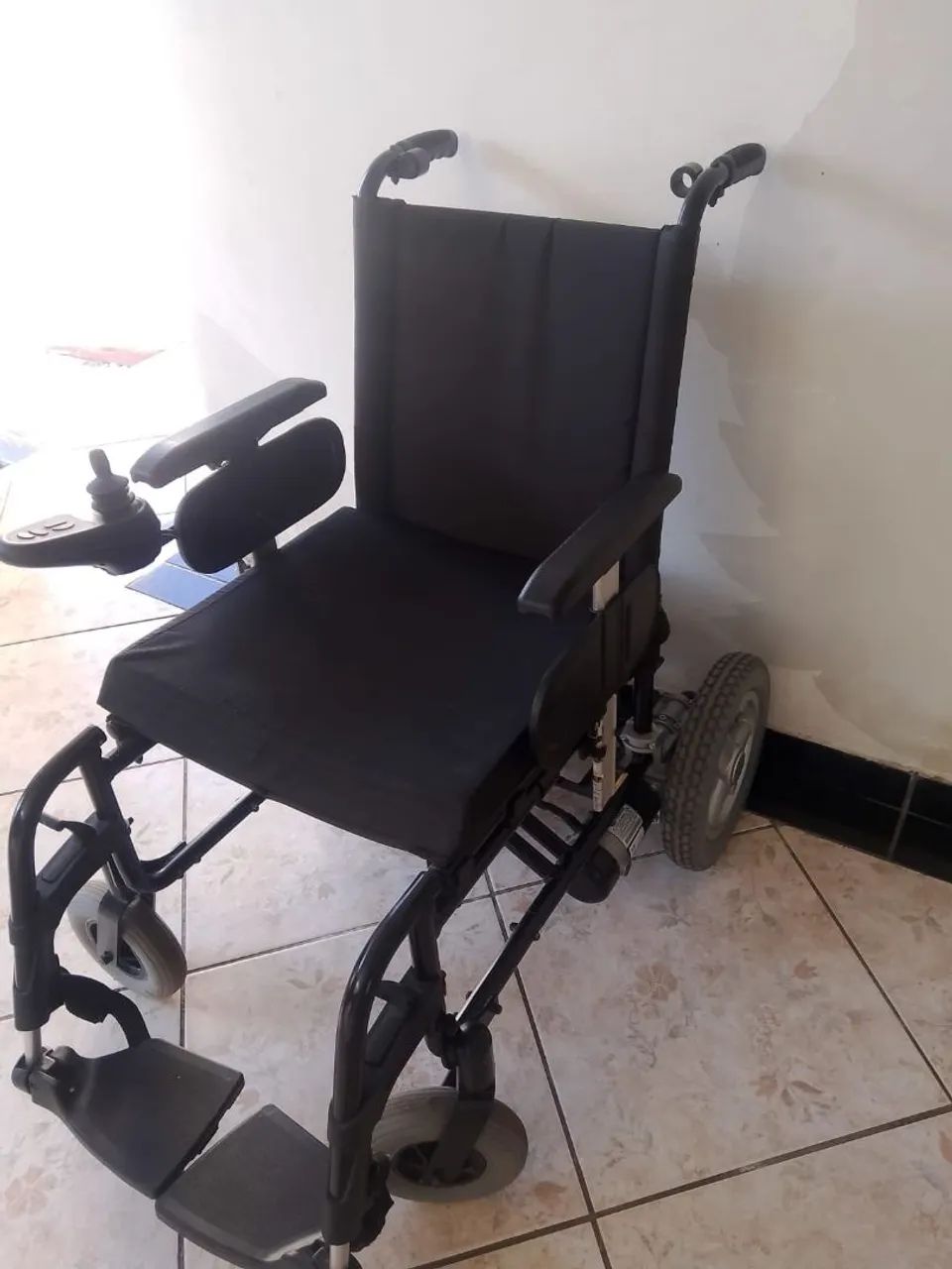 Vendo Cadeira de Rodas Motorizada - Foto 4