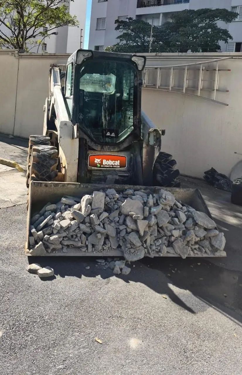 Mini Carregadeira Bobcat S650 cabinada 