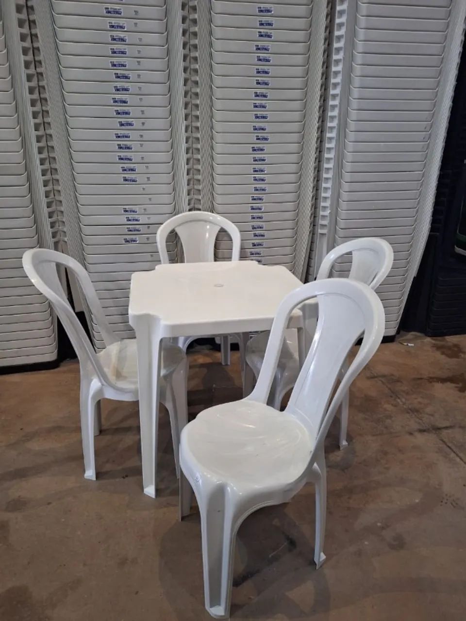 Jogo de mesa com 4 cadeiras de plastico 152kg