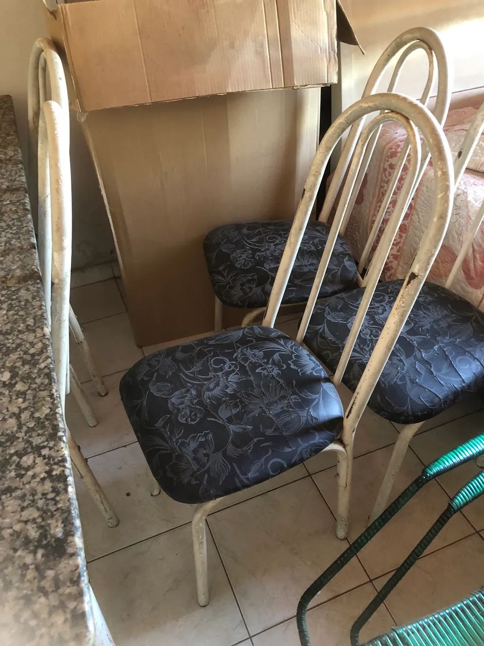 MESA DE MÁRMORE COM 06 CADEIRA 