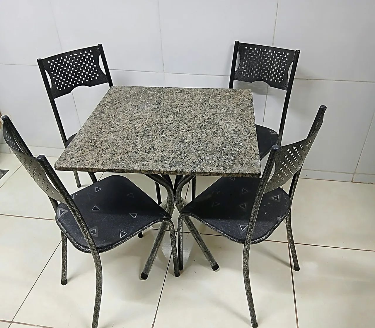 Mesa com 4 cadeiras - ENTREGA!