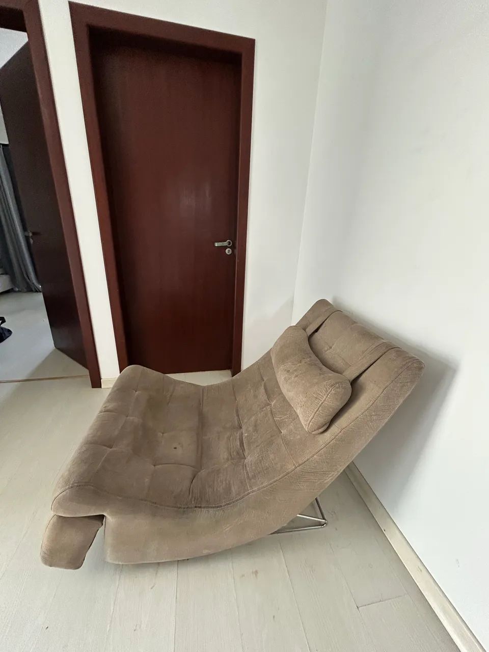 Poltrona com leve apoio aos pés  - Foto 2