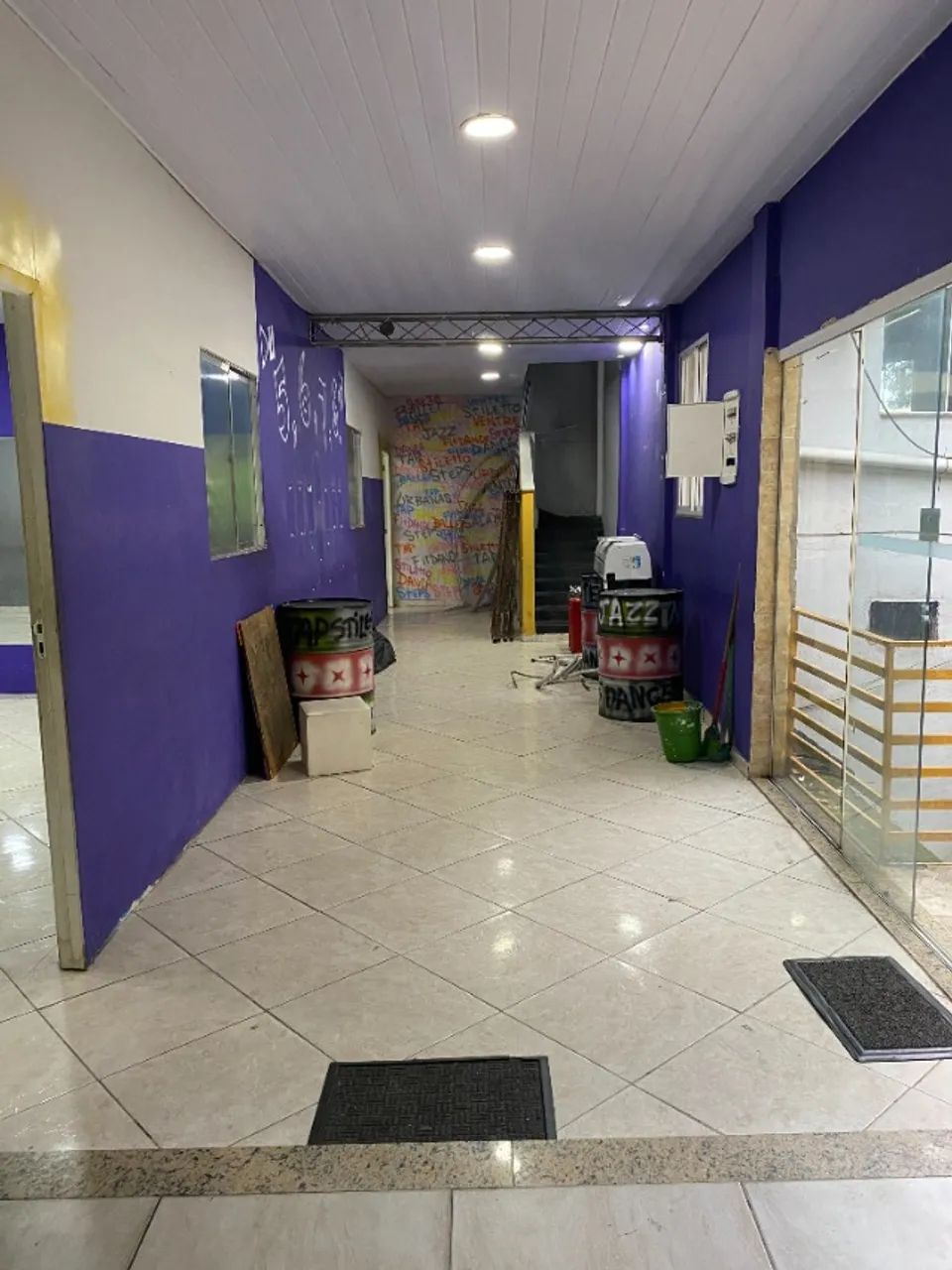 Espaço Comercial Amplo no Centro de Belford Roxo - 4 Salas + 2 Banheiros