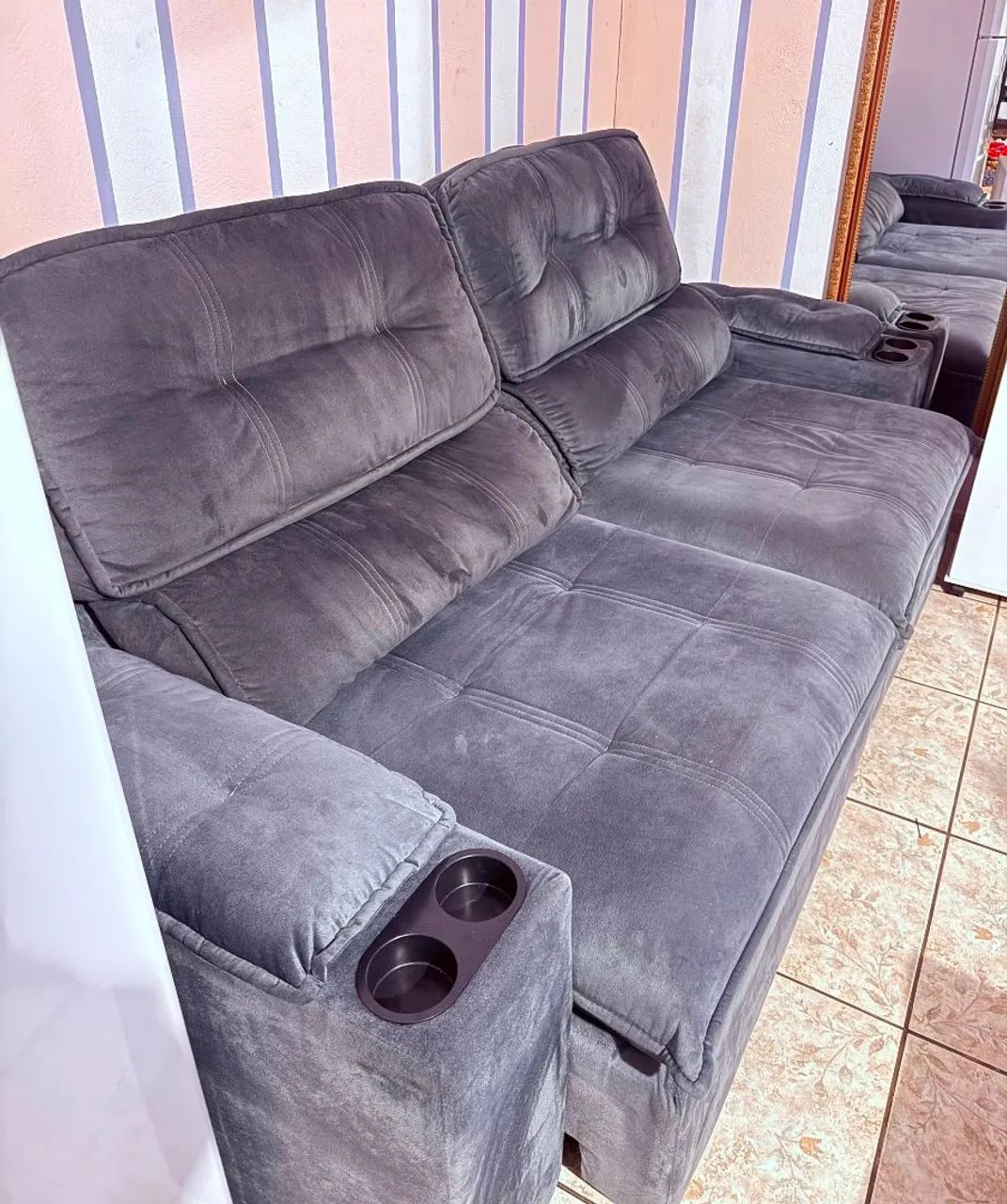 Sofá Retrátil Suede Chumbo - Estado de Novo, Super Confortável - Foto 3