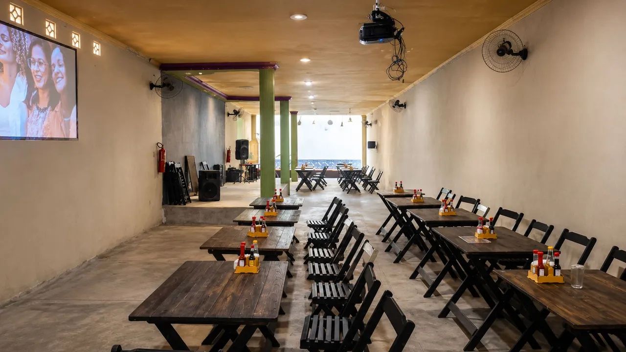 Salao de festas com telões sonorizacao mesas cadeiras karaoke