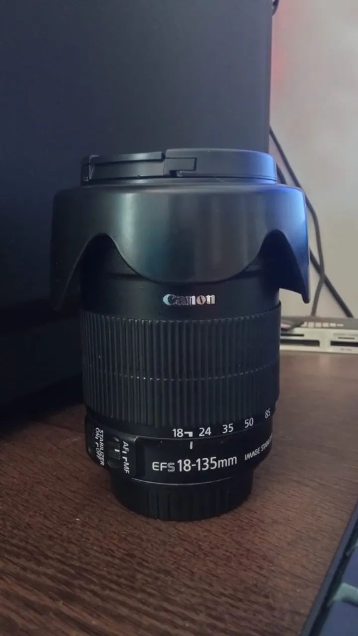 Lente Canon EF-S 18-135mm f/3.5-5.6 IS + Parasol - Ótimo Estado