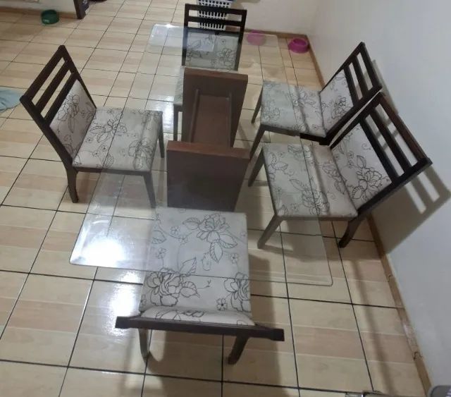 Vendo mesa com 6 cadeiras de madeira  - Foto 3