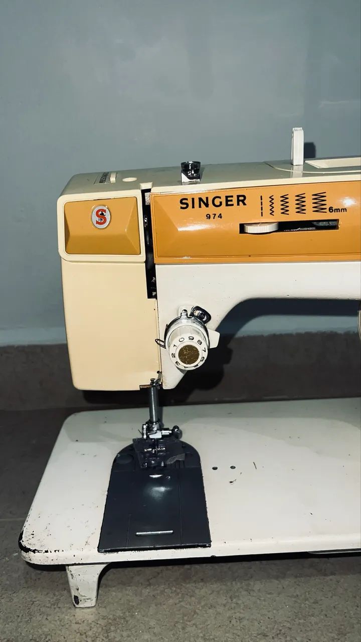 Maquina de costura singer 974 - Foto 2