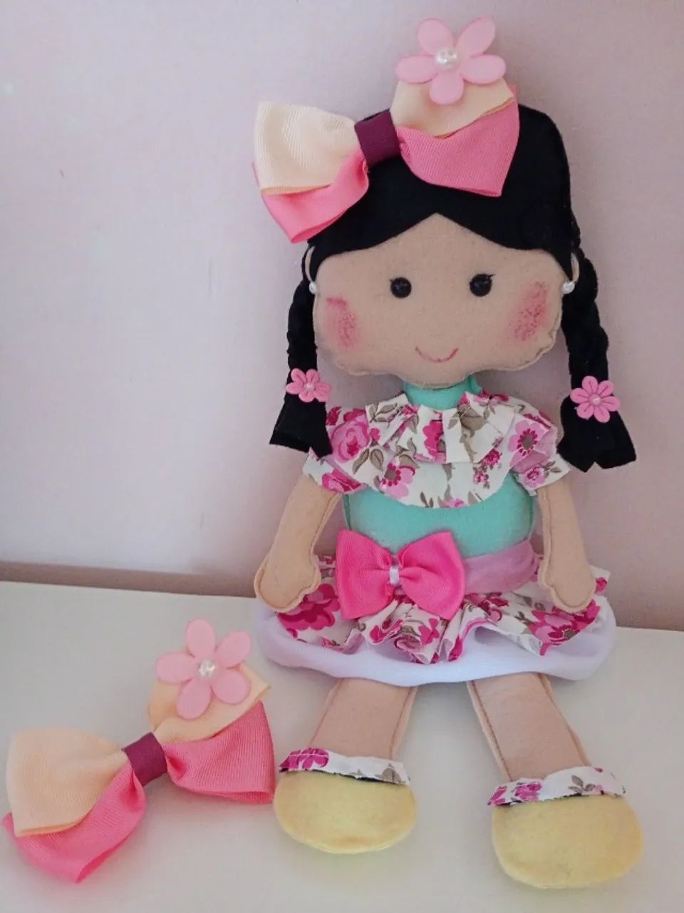 Kit boneca em feltro + laço  - Foto 4