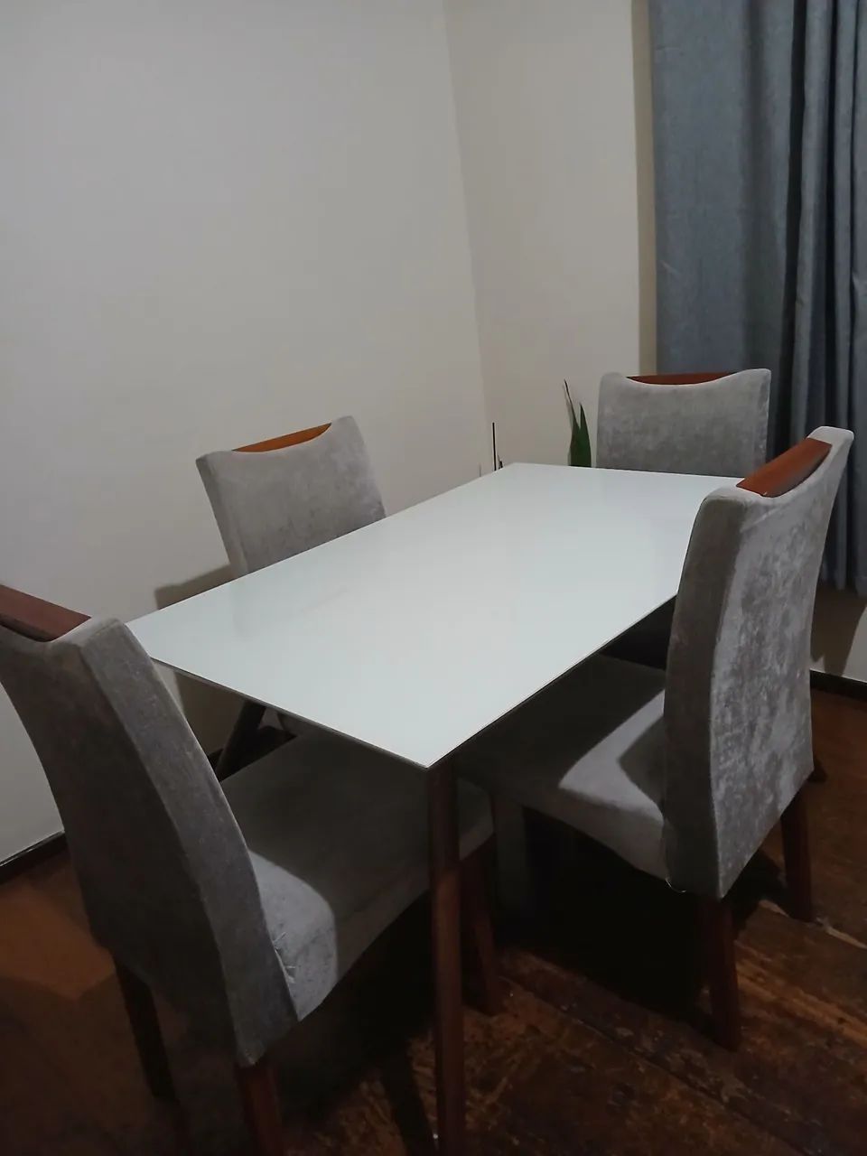 Mesa de jantar com 4 cadeiras