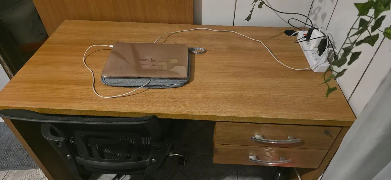 Escrivaninha espaçosa para home office ou estudo  - Foto 2
