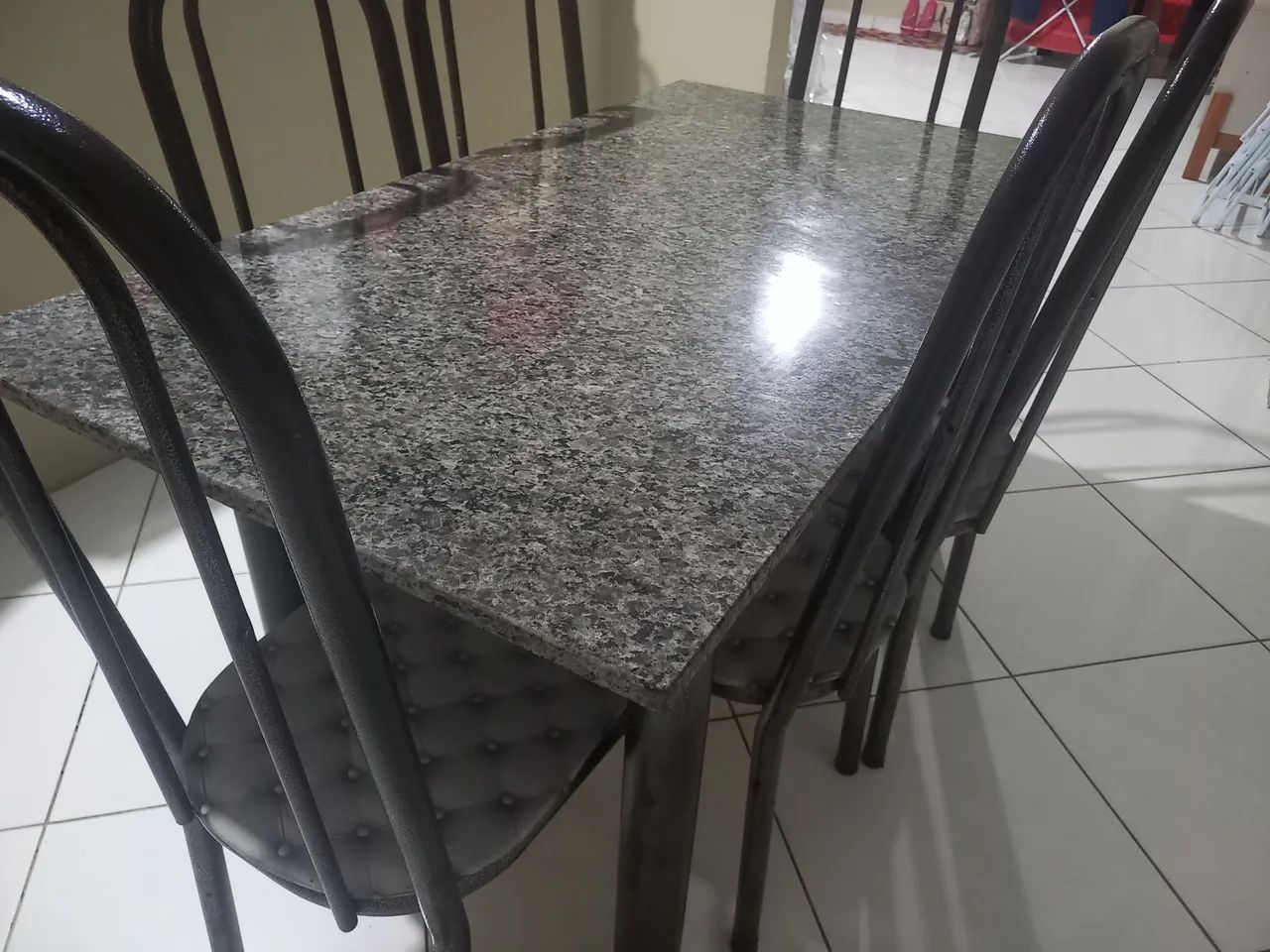 Mesa com 6 cadeira