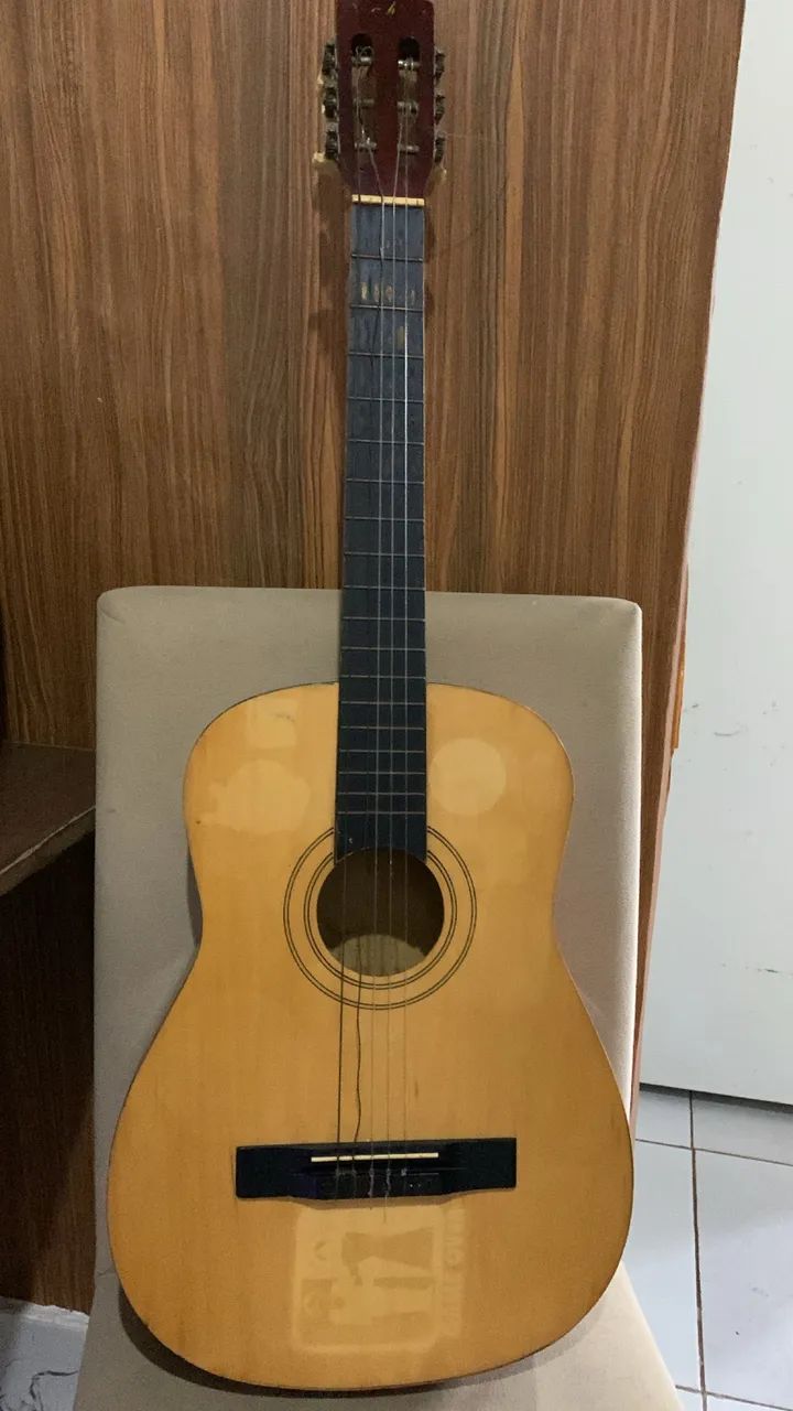 Vendo violão.