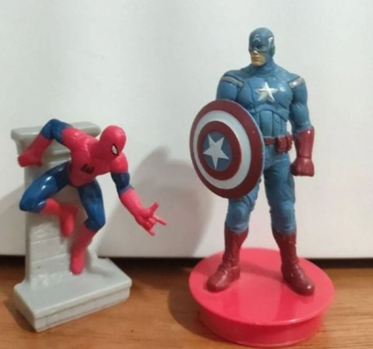 Kit duas miniaturas Marvel capitão américa e homem aranha 