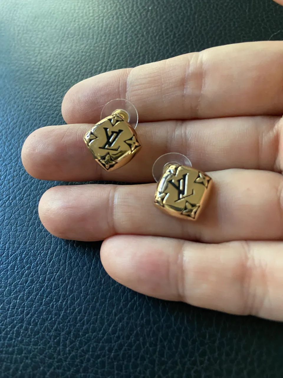Brincos dourados com detalhes monogramas Louis Vuitton  - Foto 2