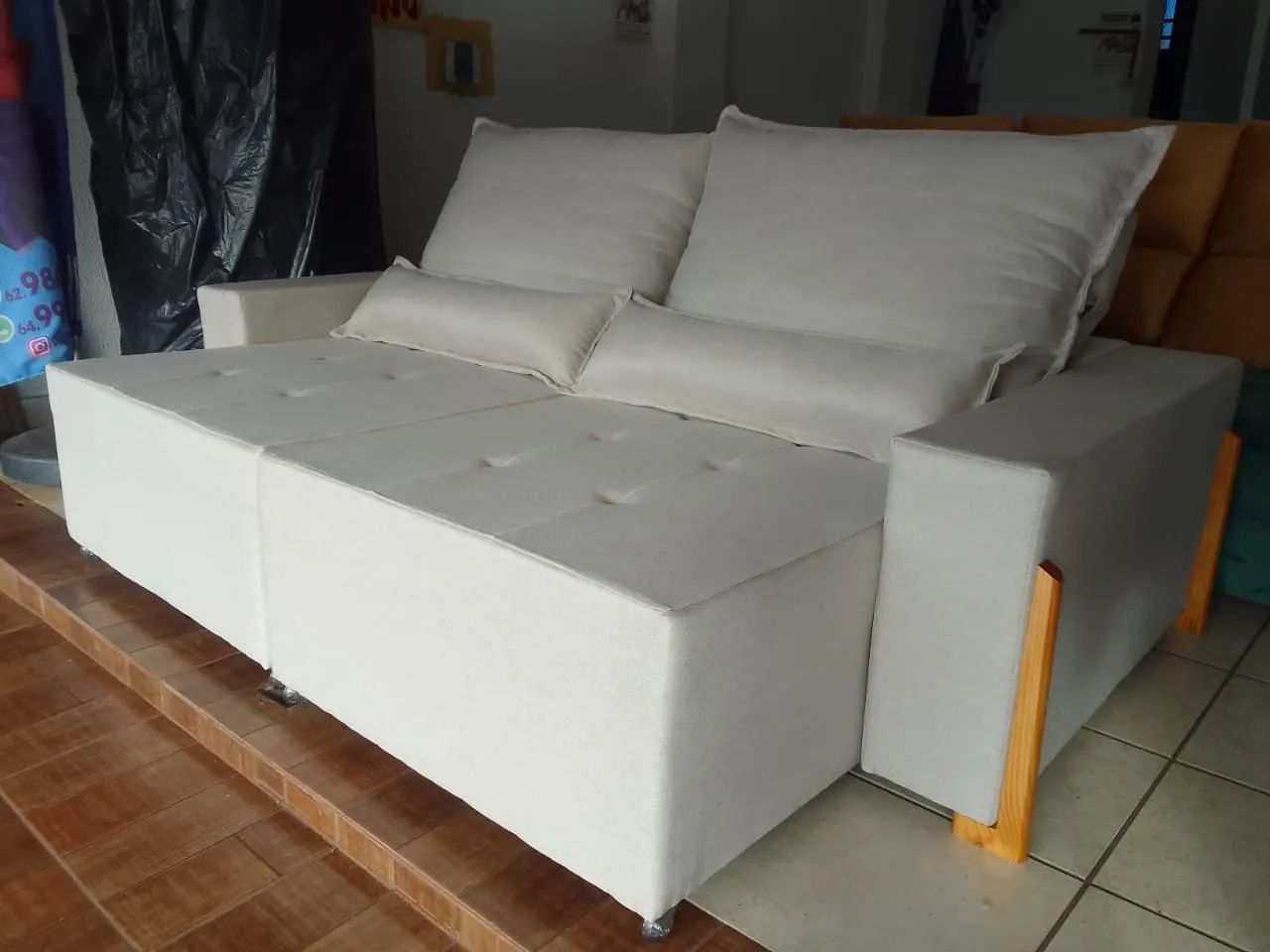 Sofá retrátil e reclinável.