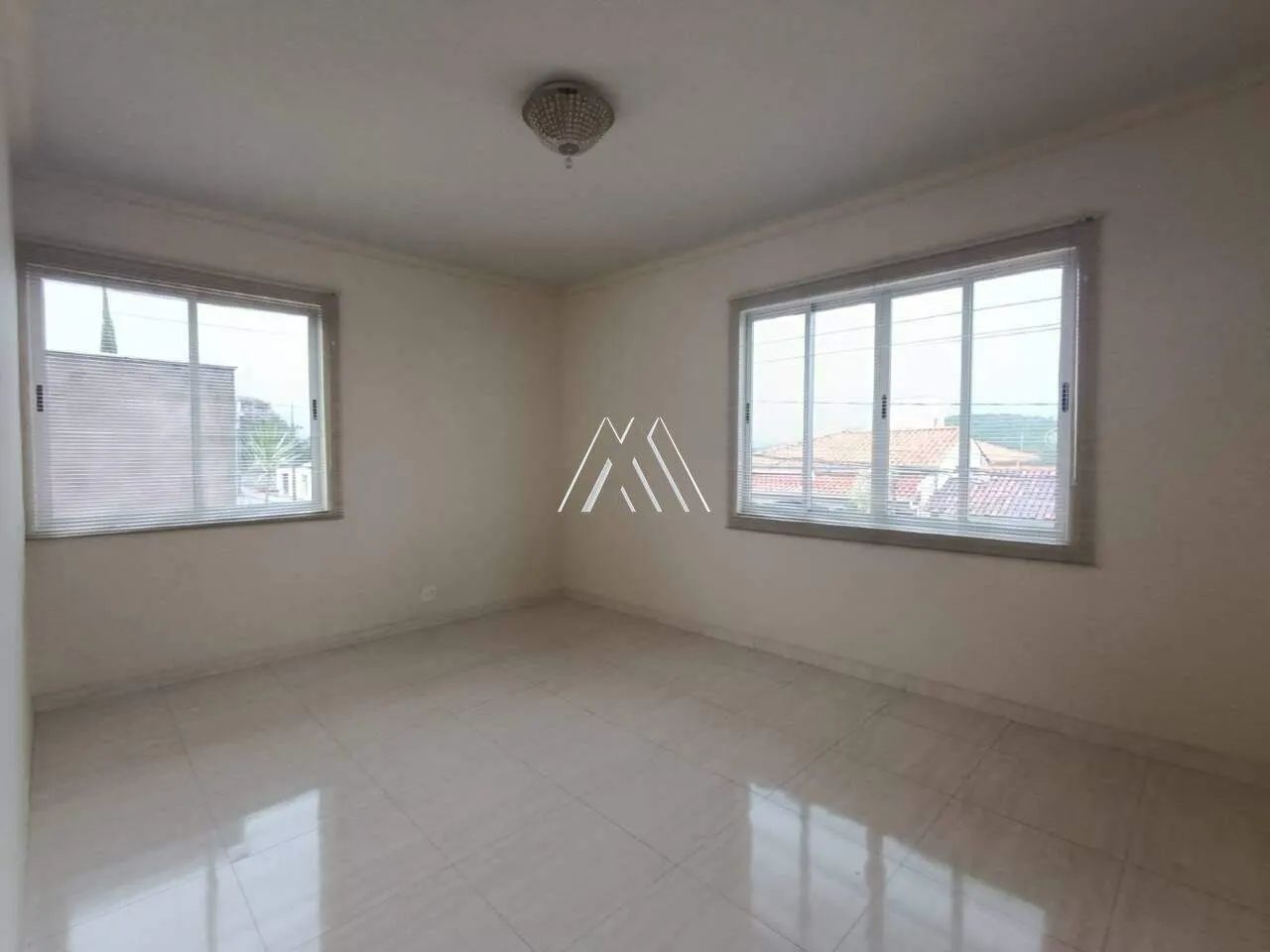 Vendo casa em Itaúna com kitnet para locação com ótima localização!