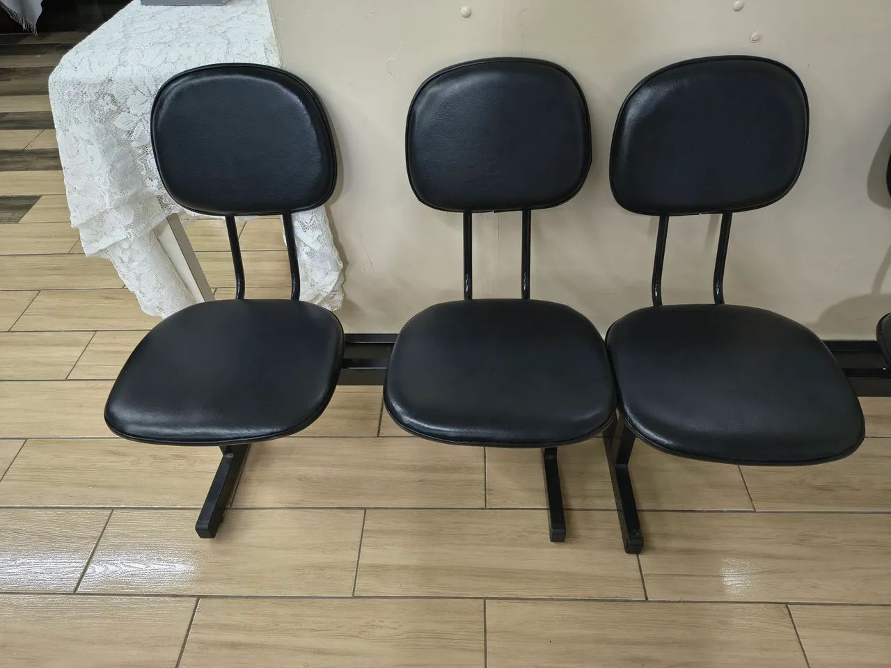 Cadeiras longarinas de 3 e 2 lugares - Foto 5