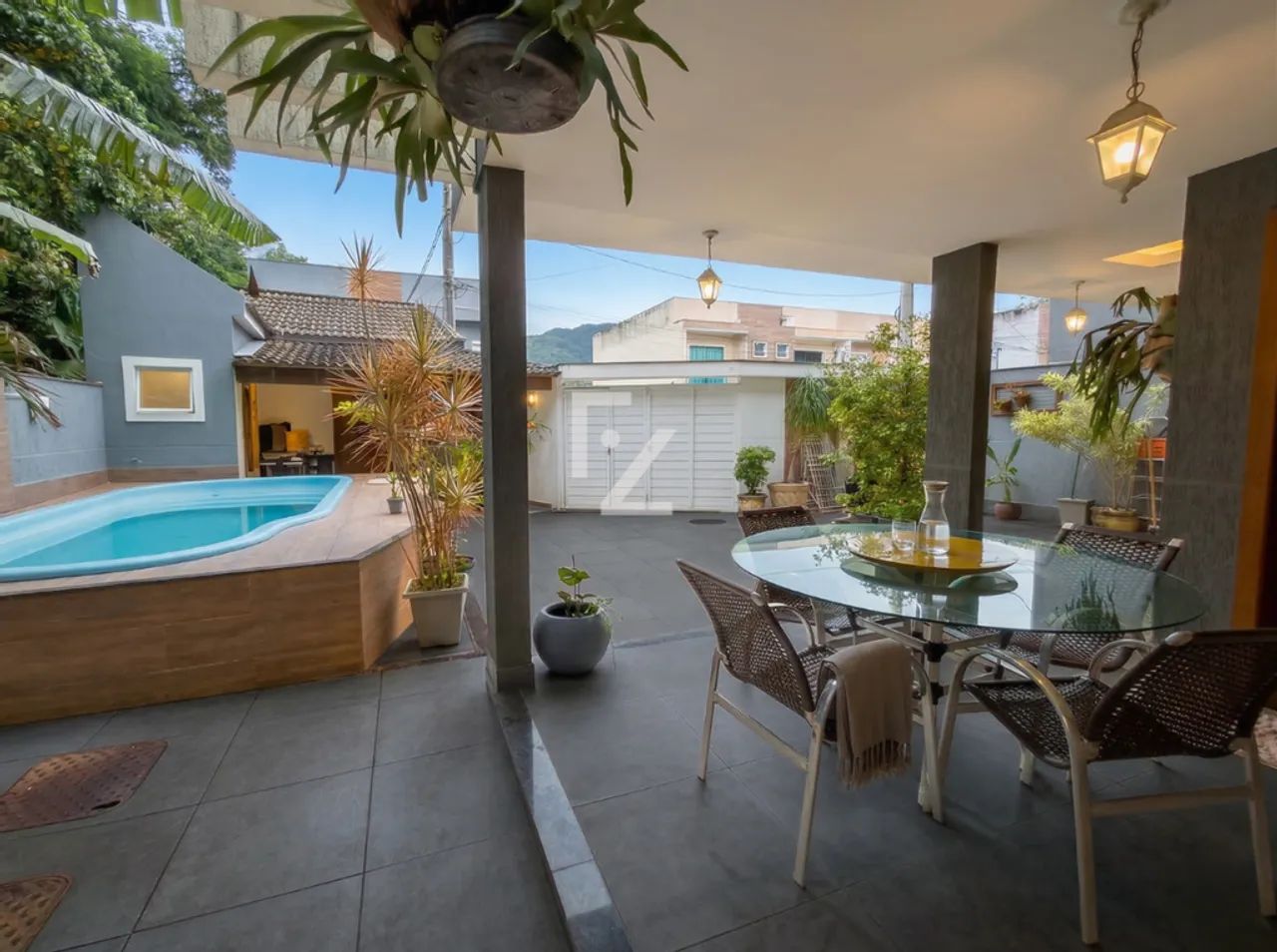 Oportunidade! Casa Sofisticada com Área de Lazer Completa, 3 suítes, 110 m², Condomínio Fe