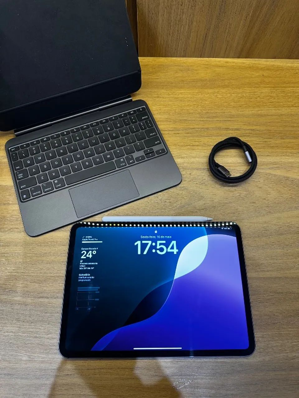 iPad Pro 11" M4 256GB (Space Black) - Apple -c/ fonte, cabo, Apple Pencil e Magic Keyboard
