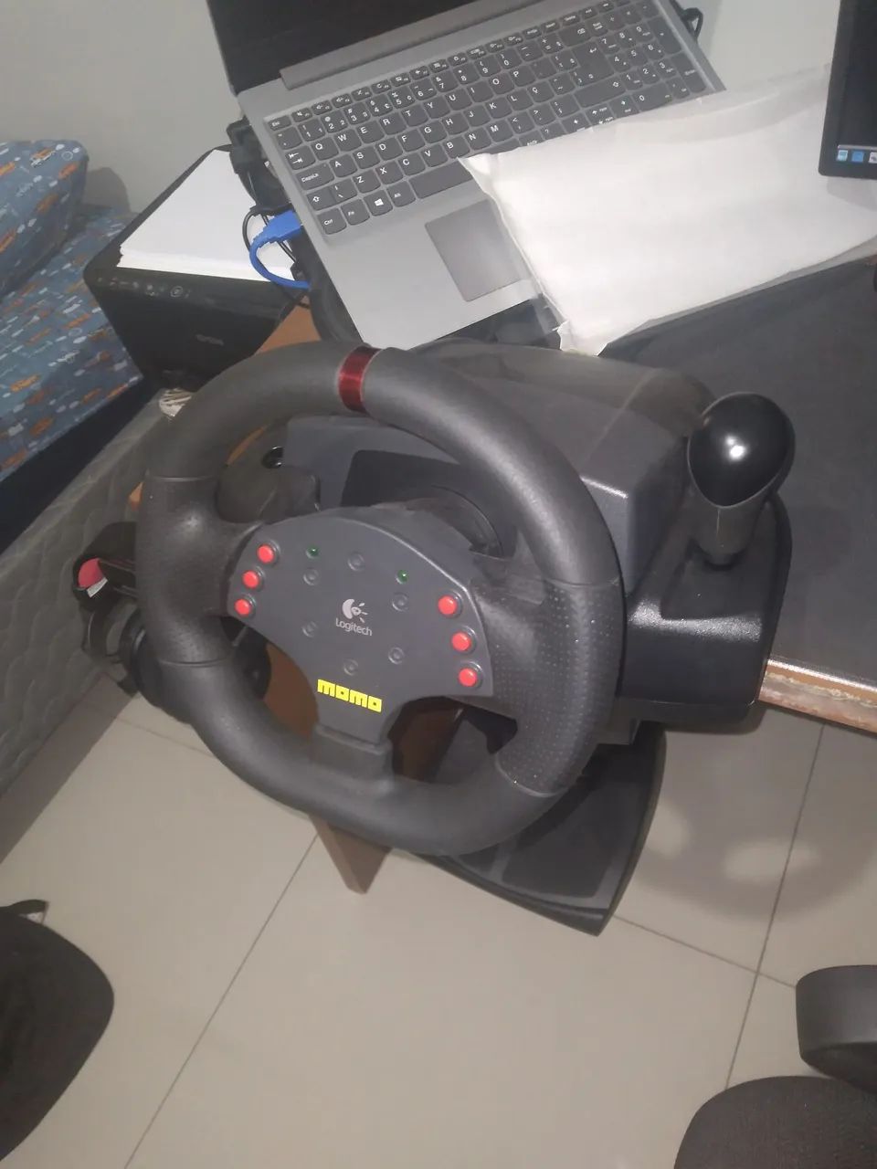Volante Logitech Momo Racing