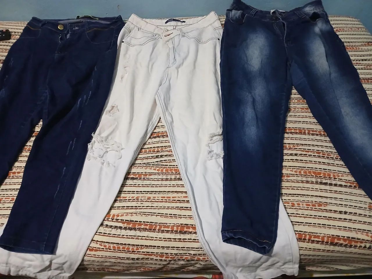 Vende- se roupa. 