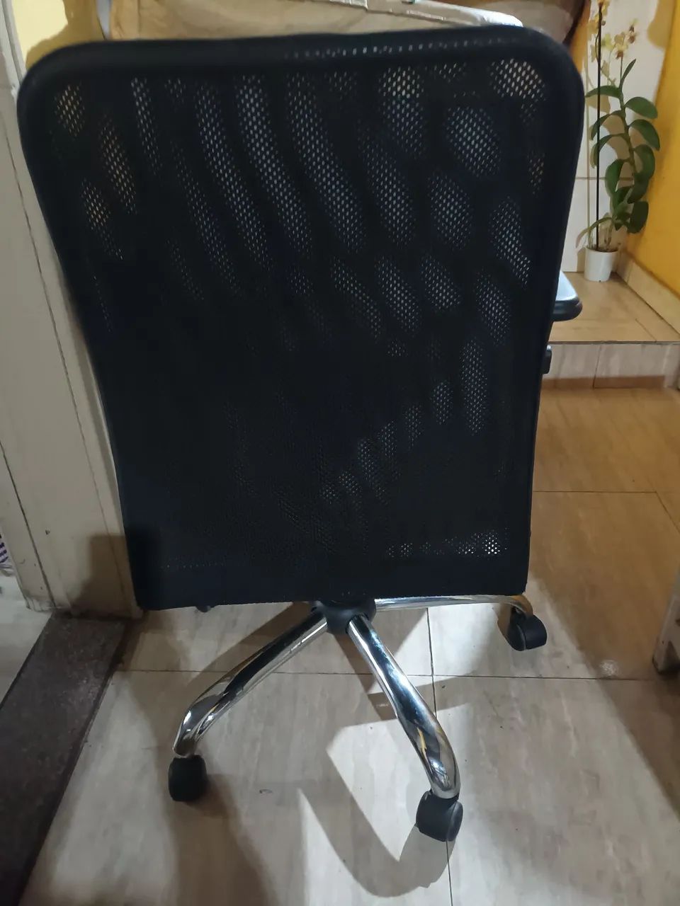 Cadeira executiva escritório preta base cromada - Foto 4