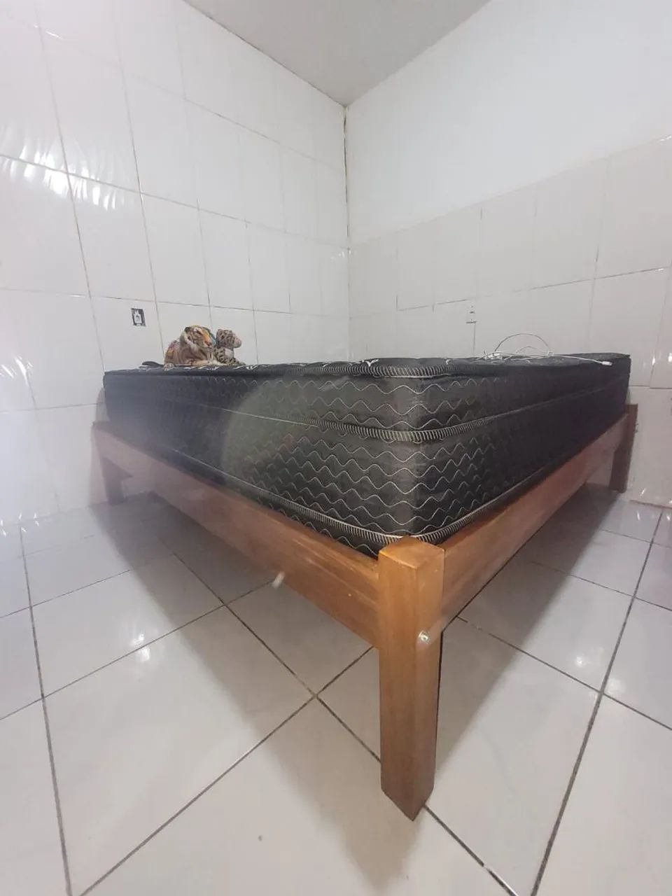 Vendo cama Super King com base de madeira semi nova - Foto 2