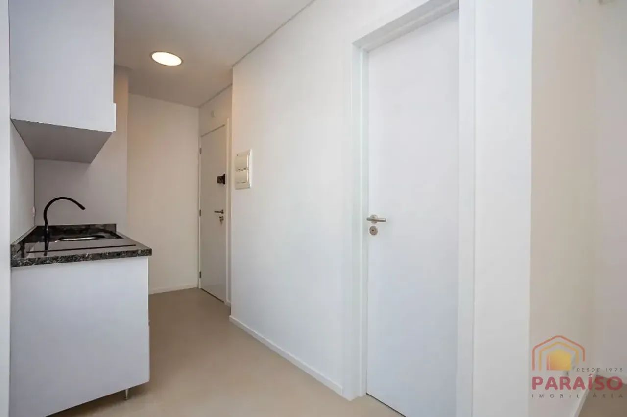 Studio mobiliado com sacada e vaga no Centro de Curitiba - Foto 2