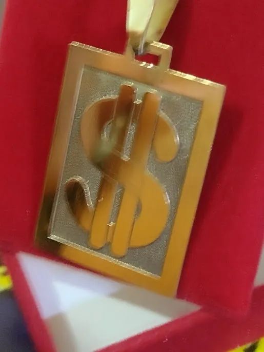 Pingente Cifrão Ouro 18 Kilates Peso 8 Gramas 33 mm Maciço - Foto 4