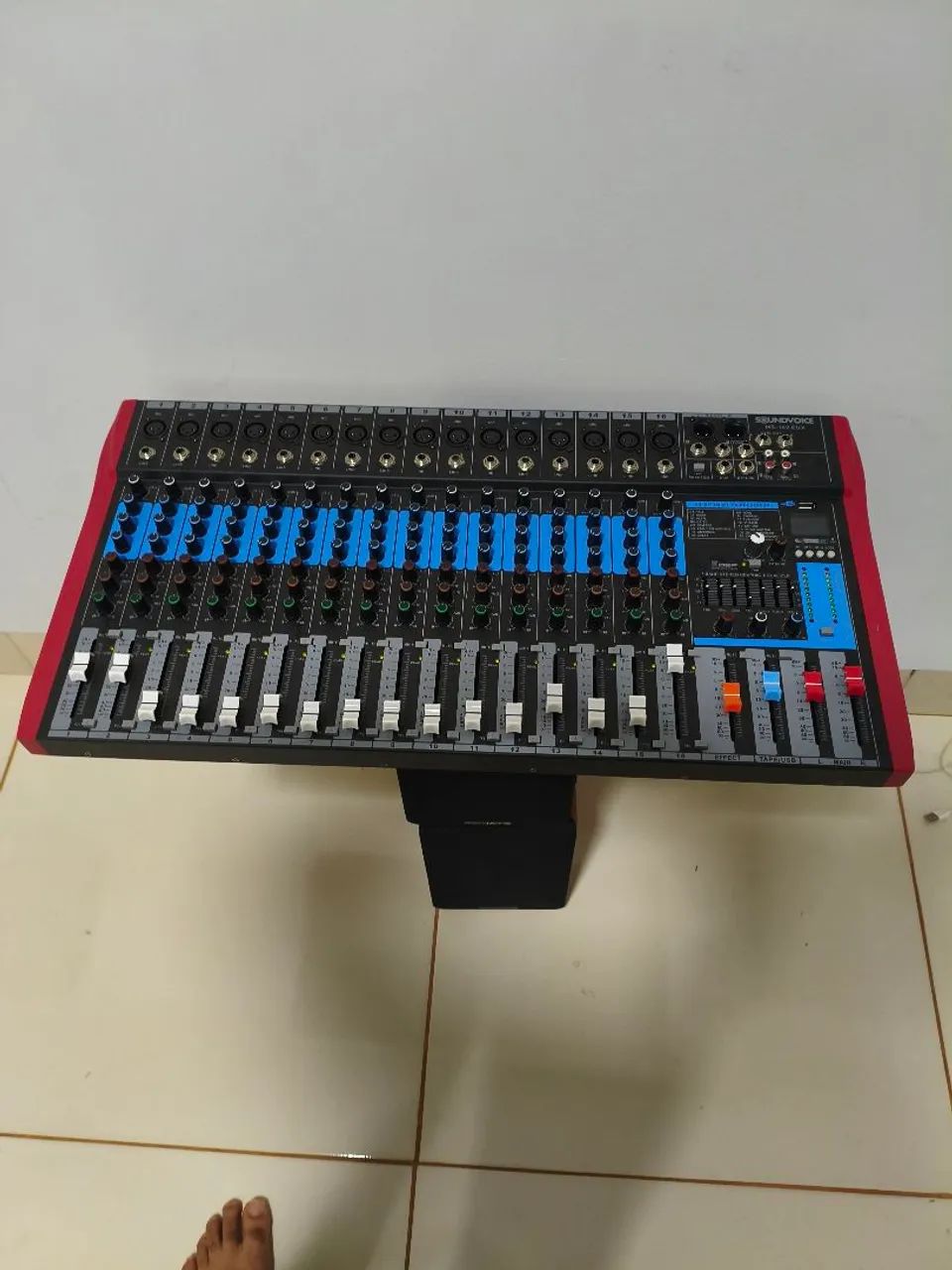 Mesa de som 16 canais 
