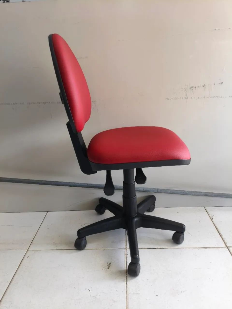 Cadeira giratória ergonômica com regulagens  - Foto 2
