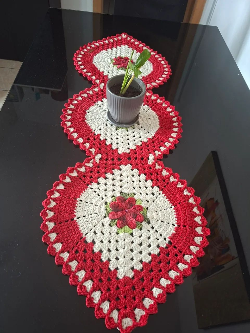 Caminho de mesa artesanal de crochê 