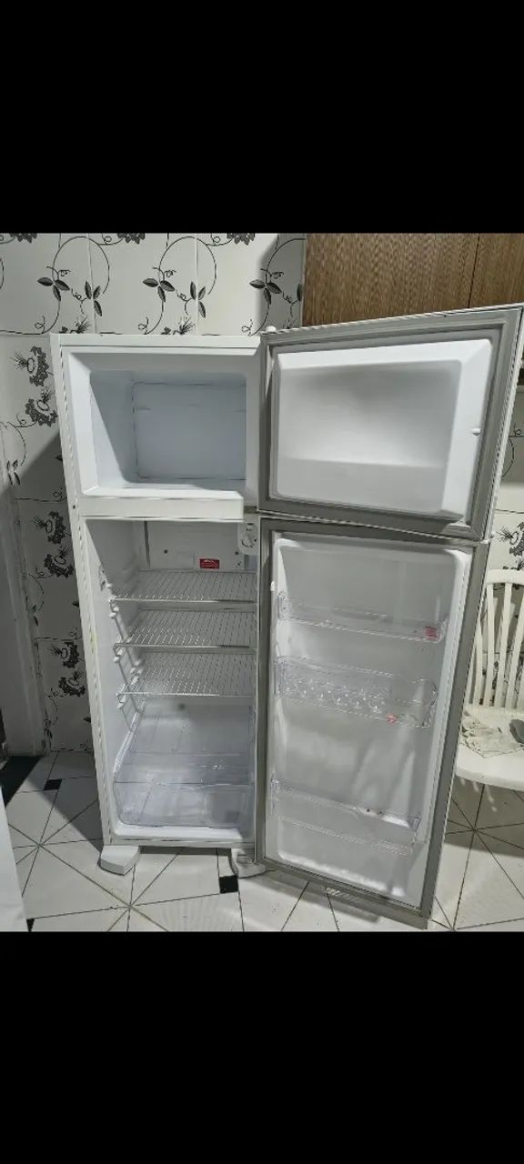 Geladeira Eletrolux semi nova - Foto 2