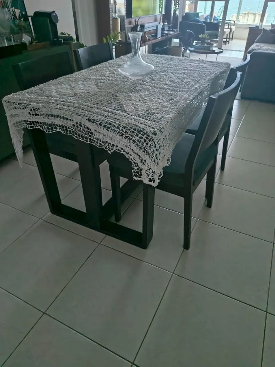 Mesa de jantar retangular com tampo de vidro + 4 cadeiras de madeira maciça estofada