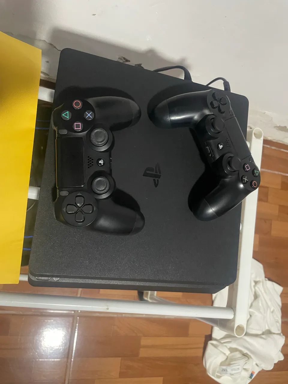 Vendo ps4 slim 1 tera com ps plus até dezembro assinado  - Foto 3