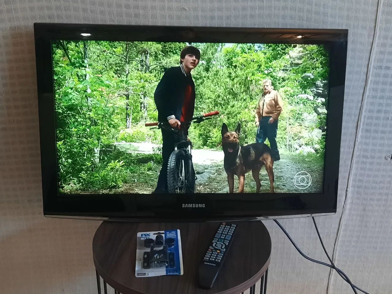 Tv samsung 32 polegadas não é smart acompanha um suporte para colocar na parede 