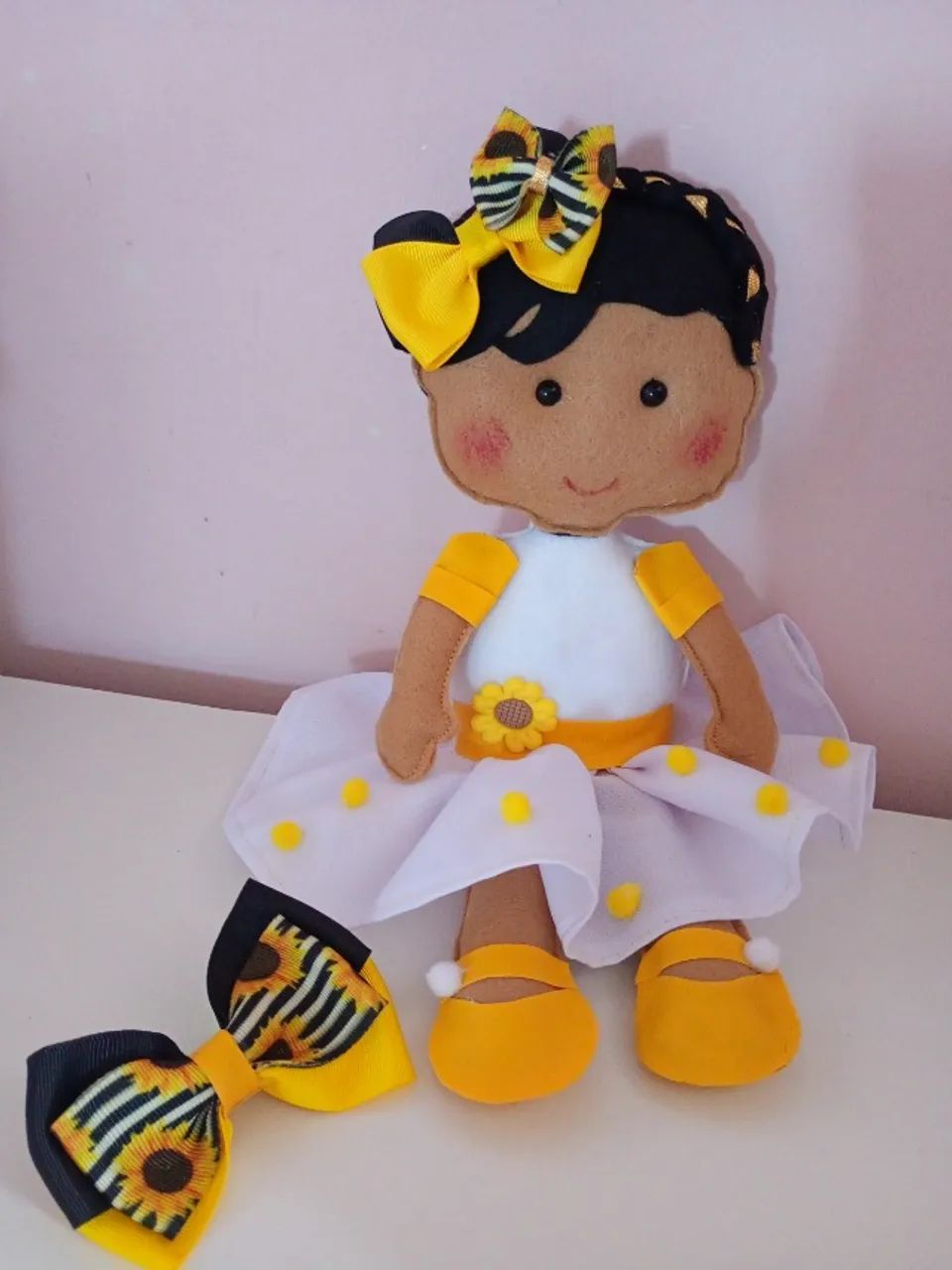Kit boneca em feltro + laço  - Foto 2