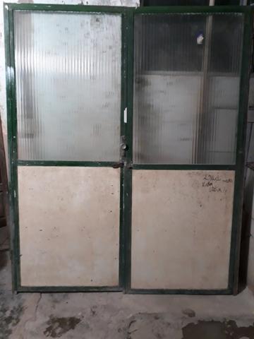 Vendo uma porta de chapa e vidro c/ duas parte medindo 1.64 × 2.07 alt